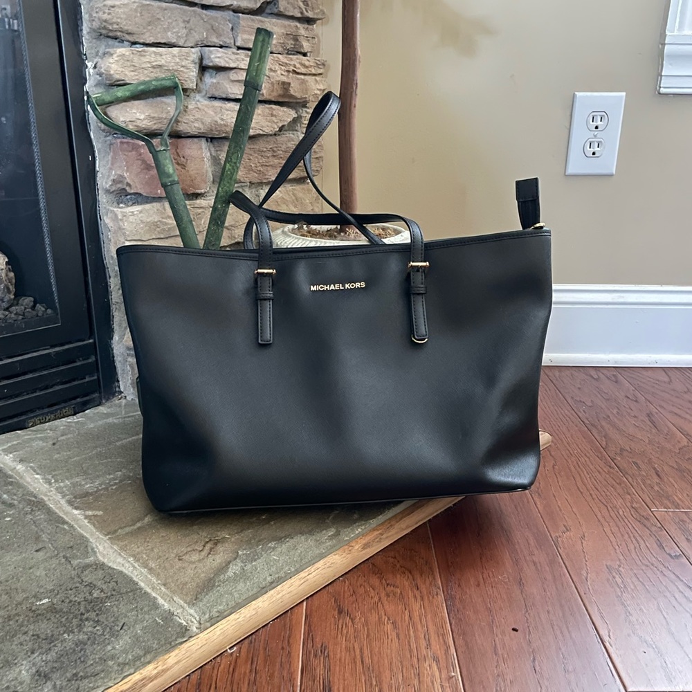 SOLD. Authentic💯 MICHAEL KORS large black leather tote zipper closure